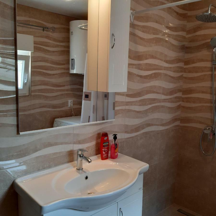 Apartment "Mislav" Gornji Karin Esterno foto